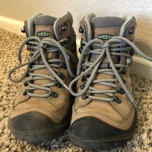 Keen Waterproof Hiking Boots Coffee, light blue, and Grey, Women’s 8.